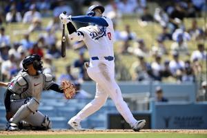 ガーディアンズ戦の５回、４６号ソロを放つドジャース・大谷＝ロサンゼルス（ゲッティ＝共同）