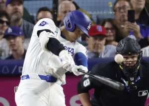 米大リーグ、カブス戦の１回、４７号ソロを放つドジャース・大谷翔平。本塁打のシーズン自己最多記録を更新した＝１１日、ロサンゼルス（共同）
