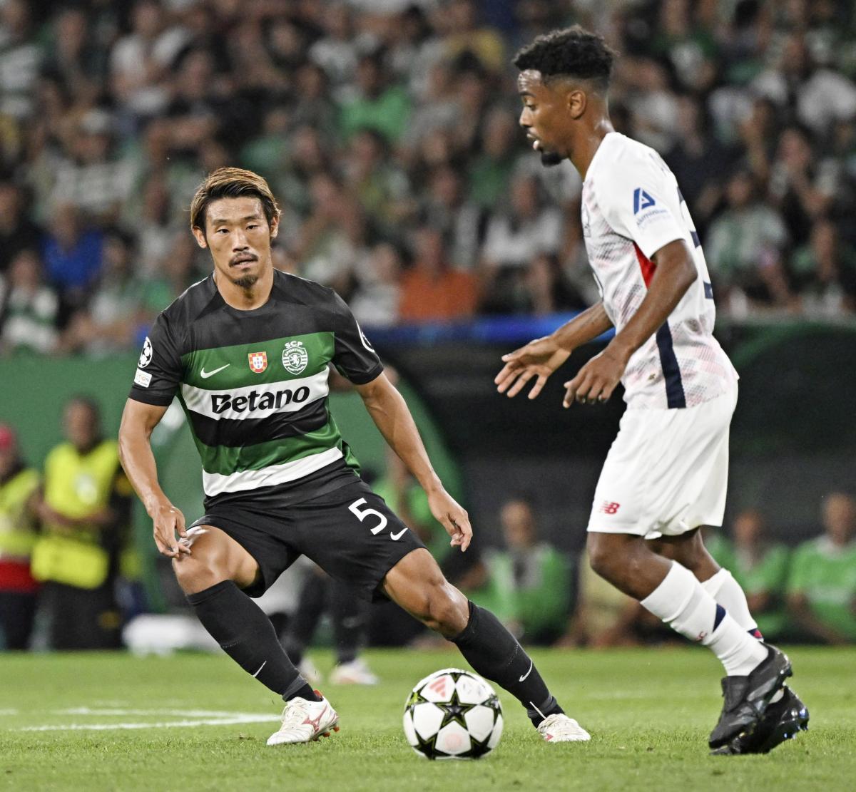 リール戦の前半、競り合うスポルティングの守田（左）＝リスボン（共同）