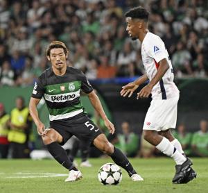 リール戦の前半、競り合うスポルティングの守田（左）＝リスボン（共同）