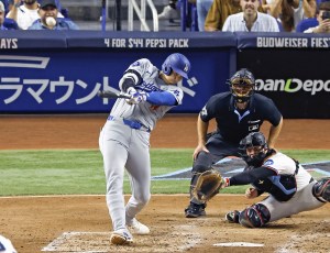 マーリンズ戦の３回、４８号２ランを放つドジャース・大谷。メジャー通算２１９本塁打とし、アジア選手単独最多となった＝マイアミ（共同）