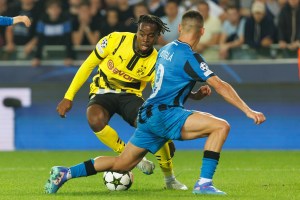 Borussia‘s Jamie Gittens and Club‘s Ferran Jutgla fight for the ball during a soccer game between Belgian Club Brugge KV and German Borussia Dortmund, Wednesday 18 September 2024 in Brugge, on the day one of the UEFA Champions League league phase. BELGA PHOTO KURT DESPLENTER、クレジット：ＢＥＬＧＡ／共同通信イメージズ