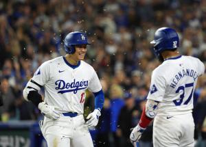 ロッキーズ戦の５回、５２号２ランを放ち、Ｔ・ヘルナンデス（３７）から種を浴びせられるドジャース・大谷＝ロサンゼルス（共同）