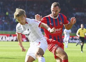 ハイデンハイム戦で競り合うフライブルクの堂安（左）＝ハイデンハイム（共同）