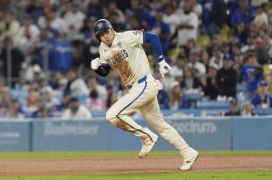 ロッキーズ戦の９回、二盗するドジャース・大谷。今季５３盗塁とした＝ロサンゼルス（共同）