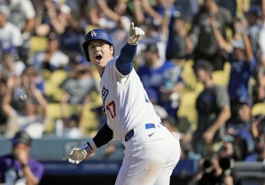 ロッキーズ戦の９回、同点の５３号ソロを放ち喜ぶドジャース・大谷。今季１２８得点とし、２００１年にイチローが記録した日本選手のシーズン最多記録を更新した＝ロサンゼルス（共同）