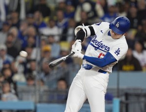 パドレス戦の１回、二塁打を放つドジャース・大谷＝ロサンゼルス（共同）