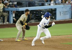 米大リーグ、パドレス戦の６回、５６盗塁目となる二盗のスタートを切るドジャース・大谷翔平。２００１年にイチローがマークした日本選手のシーズン最多記録に並んだ＝２５日、ロサンゼルス（共同）