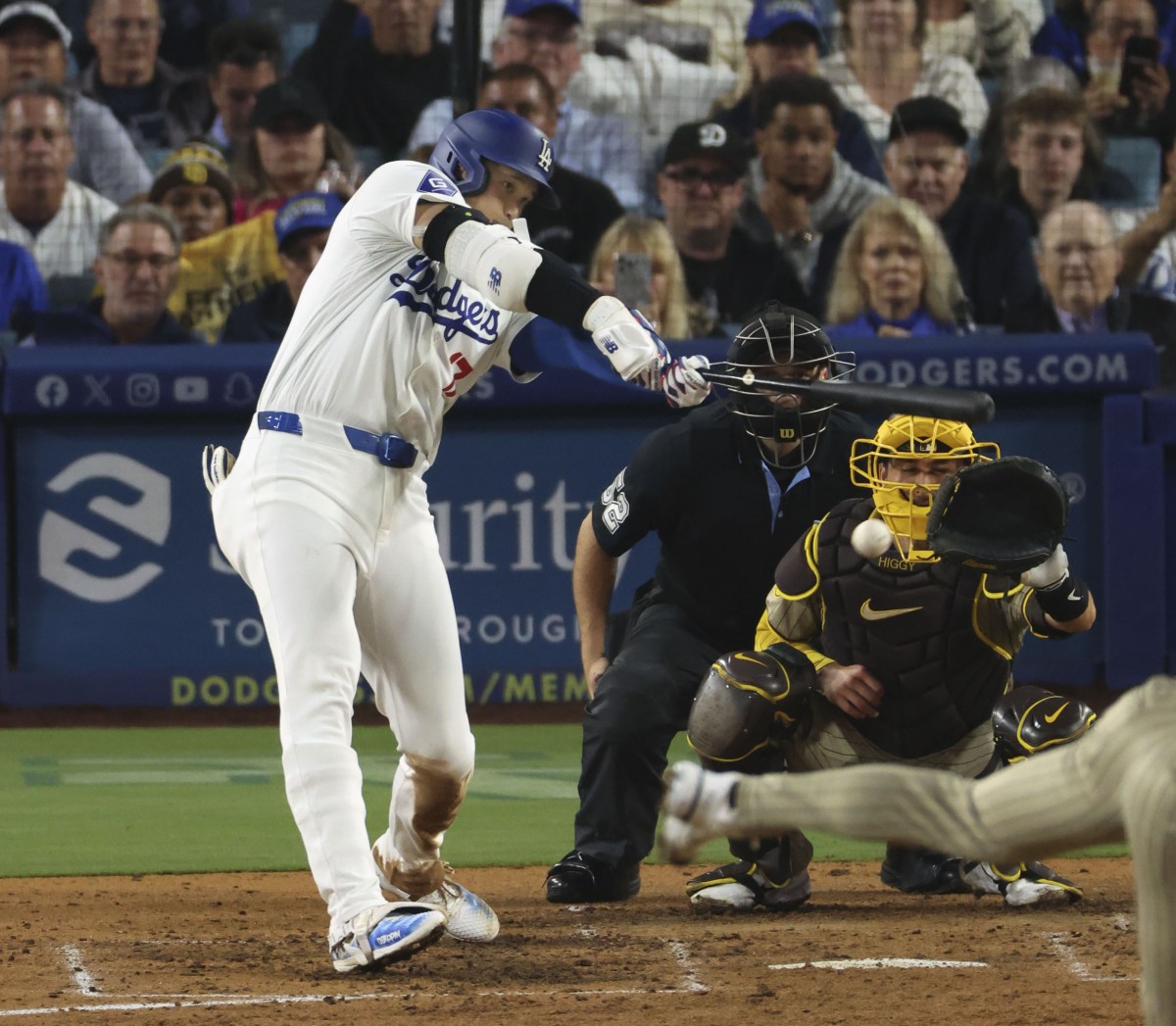 パドレス戦の７回、右前に勝ち越し打を放つドジャース・大谷＝ロサンゼルス（共同）