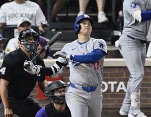 ロッキーズ戦の６回、５４号３ランを放つドジャース・大谷＝デンバー（共同）