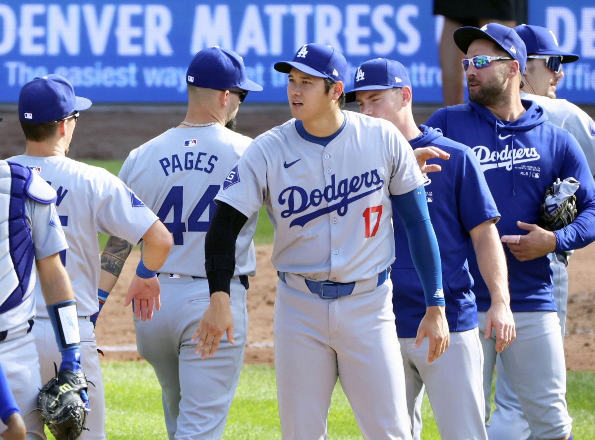 ロッキーズに勝利しチームメートを迎える米大リーグ、ドジャースの大谷翔平（中央）。レギュラーシーズンを終え、本塁打王と打点王の２冠を確実とした＝２９日、デンバー（共同）