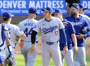 ロッキーズに勝利しチームメートを迎える米大リーグ、ドジャースの大谷翔平（中央）。レギュラーシーズンを終え、本塁打王と打点王の２冠を確実とした＝２９日、デンバー（共同）