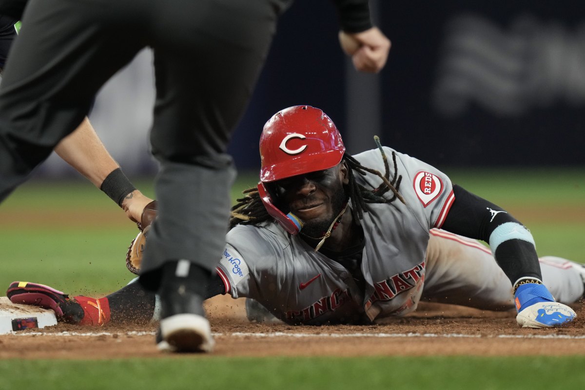 Elly De La Cruz August 21, 2024, Toronto, On, CAN: Cincinnati Reds Elly De La Cruz avoids a pick off at first from Toronto Blue Jays pitcher Erik Swanson during sixth inning Interleague MLB baseball action in Toronto on Wednesday August 21, 2024. (Credit Image: c Chris Young/The Canadian Press via ZUMA Press)、クレジット：cＣｈｒｉｓ　Ｙｏｕｎｇ／Ｃａｎａｄｉａｎ　Ｐｒｅｓｓ　ｖｉａ　ＺＵＭＡ　Ｐｒｅｓｓ／共同通信イメージズ