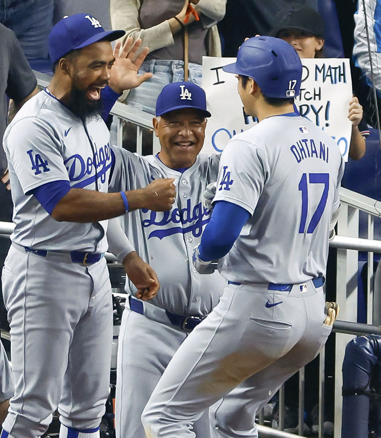 ４９号で祝福される大谷 米大リーグ・大谷