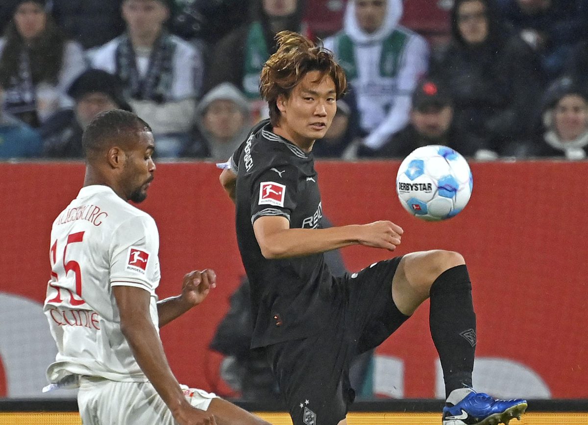 アウクスブルク戦で競り合うボルシアＭＧの板倉（右）＝アウクスブルク（共同）