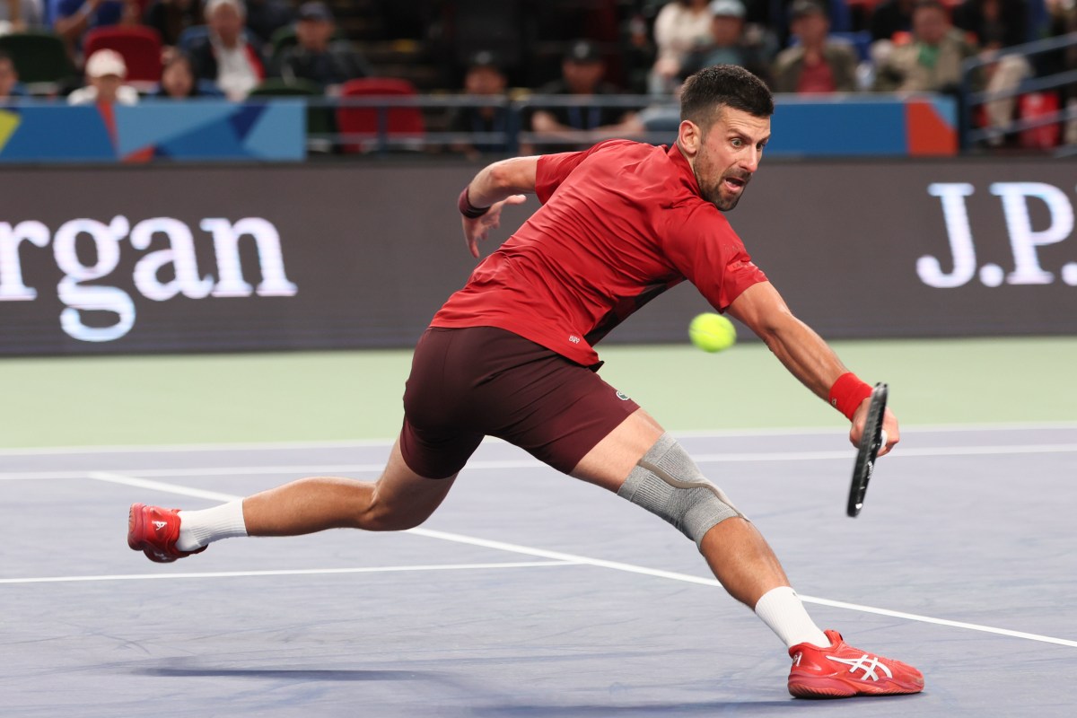 (241005) -- SHANGHAI, Oct. 5, 2024 (Xinhua) -- Novak Djokovic hits a return during the men‘s singles round of 64 match between Alex Michelsen of the United States and Novak Djokovic of Serbia at the ATP World Tour Shanghai Masters tennis tournament in Shanghai, east China, Oct. 5, 2024. (Xinhua/Wang Xiang)＝ 配信日： ２０２４（令和６）年１０月６日、クレジット：新華社／共同通信イメージズ 「新華社」
