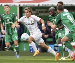 ブレーメン戦に出場したフライブルクの堂安（中央）＝ブレーメン（共同）