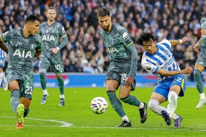 トットナム戦でプレーするブライトンの三笘（右）＝ブライトン（共同）