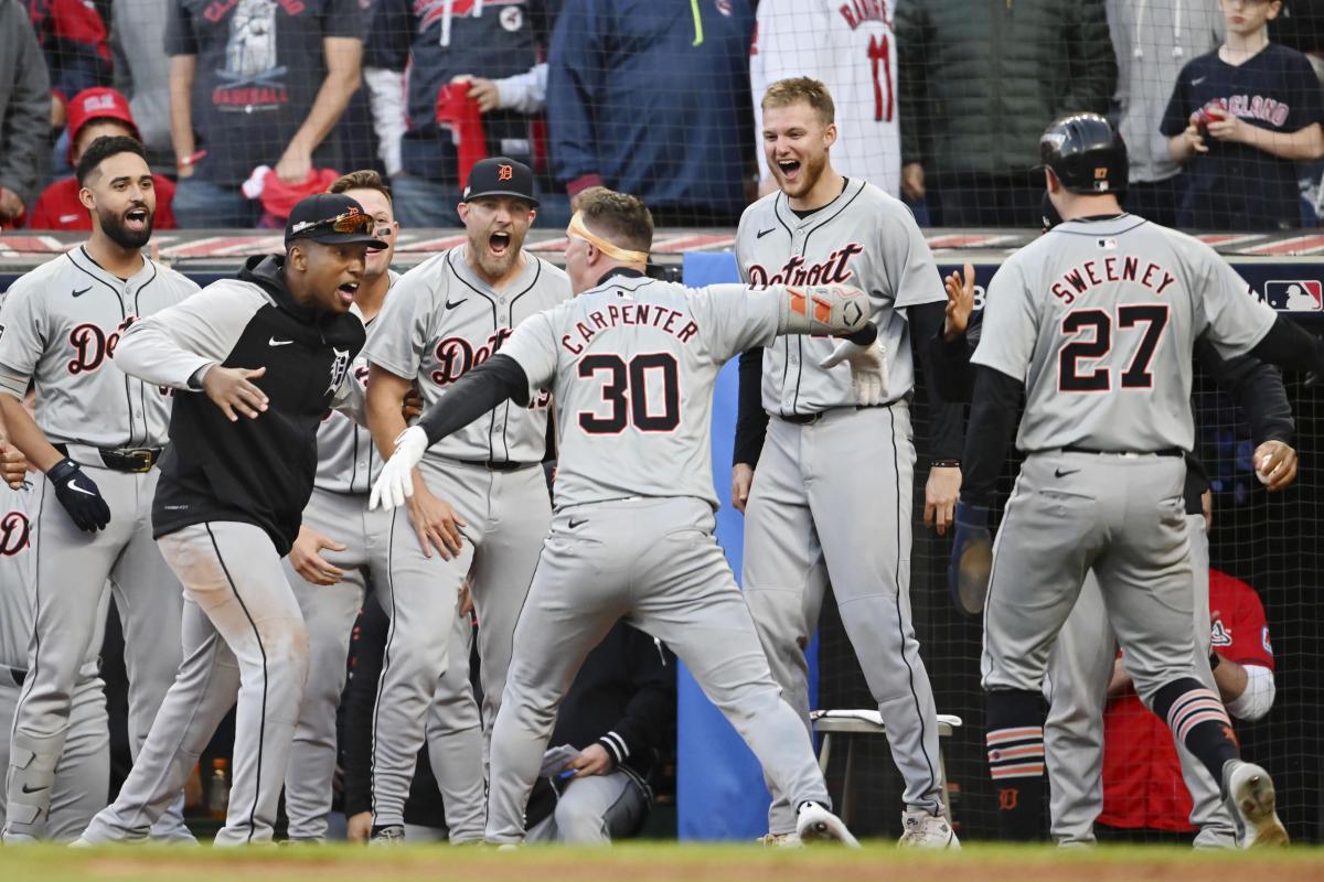 ガーディアンズ戦の９回に３ランを放ち、ナインと喜ぶタイガースのカーペンター（３０）＝クリーブランド（ゲッティ＝共同）