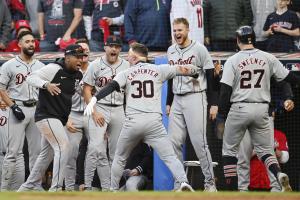 ガーディアンズ戦の９回に３ランを放ち、ナインと喜ぶタイガースのカーペンター（３０）＝クリーブランド（ゲッティ＝共同）