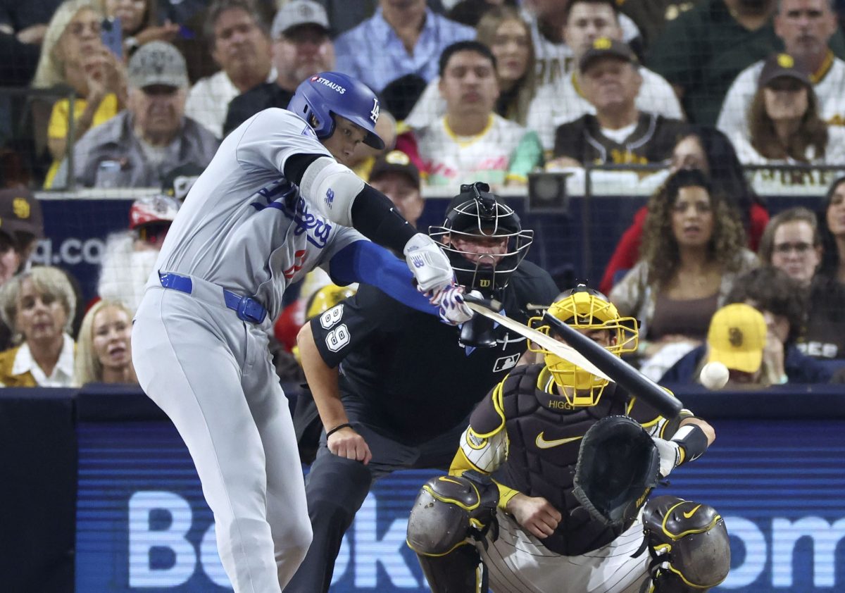 パドレス戦の３回、バットを折りながら中前打を放つドジャース・大谷＝サンディエゴ（共同）