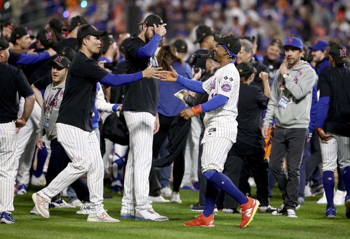 フィリーズを下してリーグ優勝決定シリーズ進出を決め、リンドア（右）と喜ぶメッツ・千賀＝ニューヨーク（ＵＳＡトゥデー・ロイター＝共同）