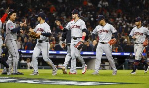 タイガースに勝利し、タッチを交わすガーディアンズの選手たち＝デトロイト（共同）