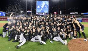 ロイヤルズを破ってリーグ優勝決定シリーズ進出を決め、喜ぶヤンキースの選手たち＝カンザスシティー（ゲッティ＝共同）
