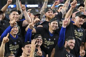 リーグ優勝決定シリーズ進出を決め、記念撮影で笑顔を見せる米大リーグ、ドジャースの大谷翔平（中央）＝１１日、ロサンゼルス（共同）