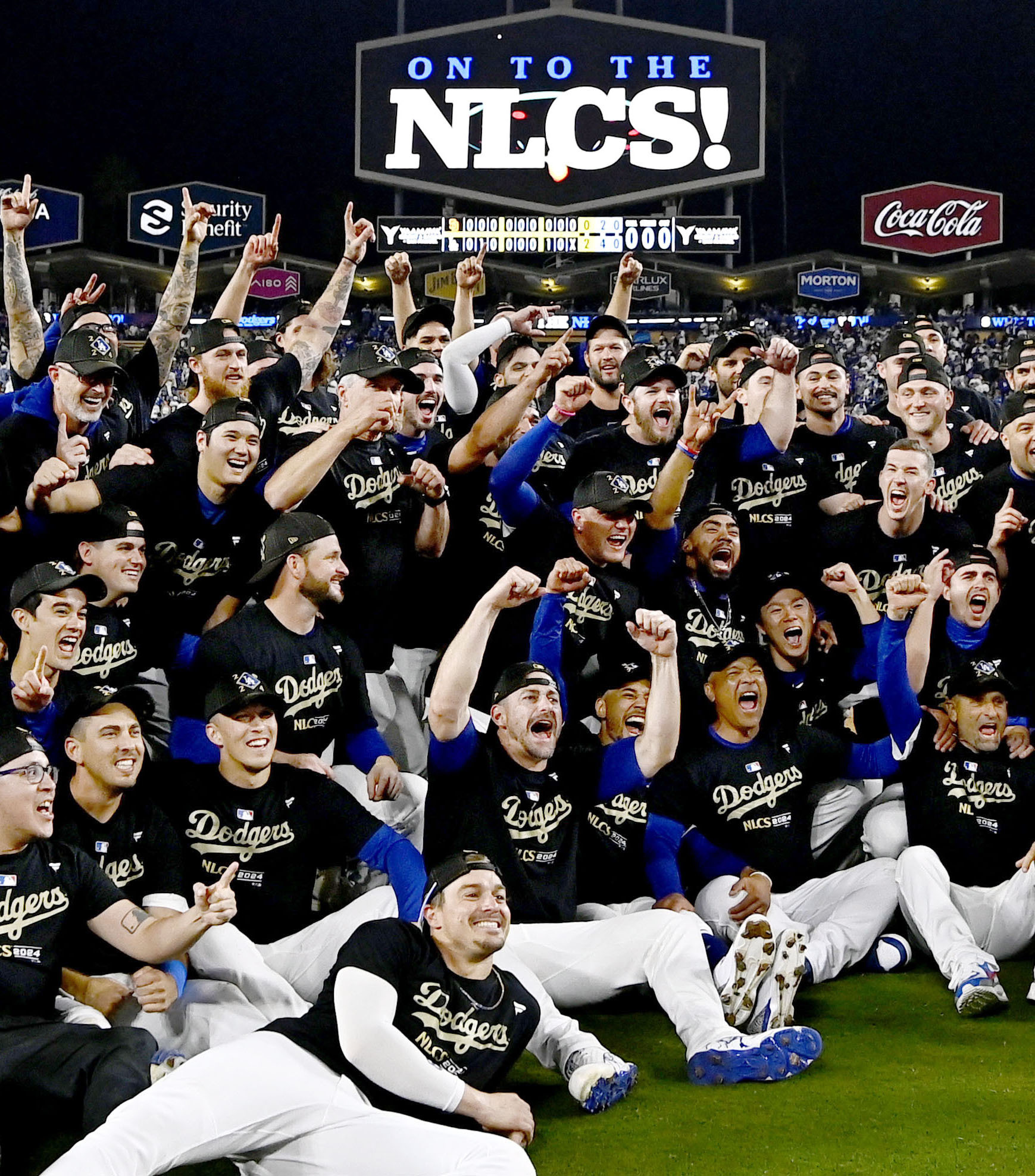 第5戦　記念撮影の大谷と山本ら 米大リーグ地区シリーズ