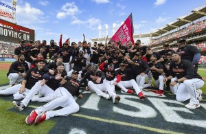 タイガースを破りア・リーグ優勝決定シリーズ進出を決め、記念撮影に納まるガーディアンズの選手たち＝クリーブランド（共同）