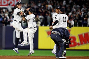 ガーディアンズに勝利し、喜ぶジャッジ（左端）らヤンキースの選手＝ニューヨーク（ＵＳＡトゥデー・ロイター＝共同）