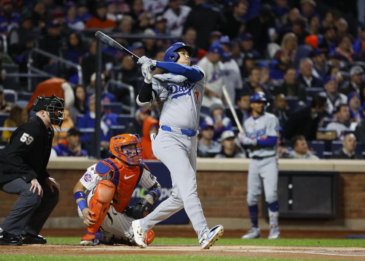米大リーグ、メッツとのナ・リーグ優勝決定シリーズ第４戦の１回、２試合連続本塁打となる先制ソロを放つドジャース・大谷翔平＝１７日、ニューヨーク（共同）