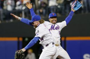 ドジャースに勝利し喜ぶメッツのリンドア（右）ら＝ニューヨーク（共同）