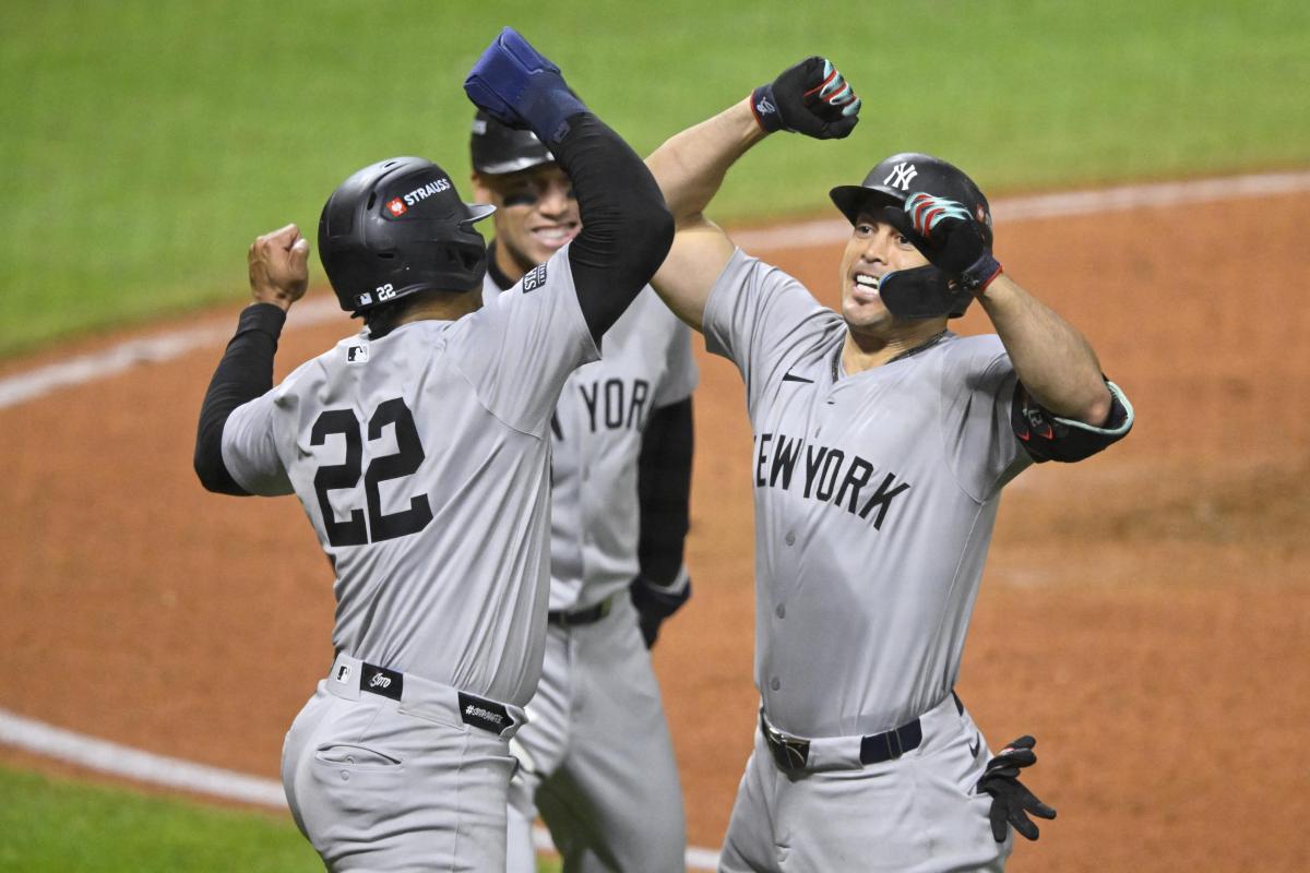 ガーディアンズ戦の６回、３ランを放ちソト（２２）と喜ぶヤンキースのスタントン＝クリーブランド（ＵＳＡトゥデー・ロイター＝共同）