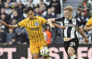 ニューカッスル戦の後半、競り合うブライトンの三笘（左）＝ニューカッスル（共同）