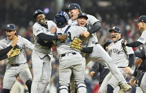 ガーディアンズに勝ってワールドシリーズ進出を決め、喜ぶヤンキースの選手たち＝クリーブランド（ゲッティ＝共同）