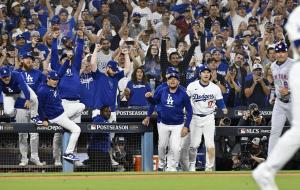 メッツに勝利してワールドシリーズ進出を決め、ベンチを出るドジャースの大谷翔平（１７）や山本由伸（左から３人目）ら＝２０日、ロサンゼルス（共同）