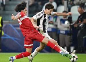 ユベントス戦の後半、競り合うシュツットガルトのチェイス（左）＝トリノ（共同）