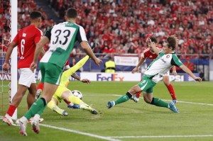 ベンフィカ戦でゴールを狙うフェイエノールトの上田（右）＝リスボン（共同）