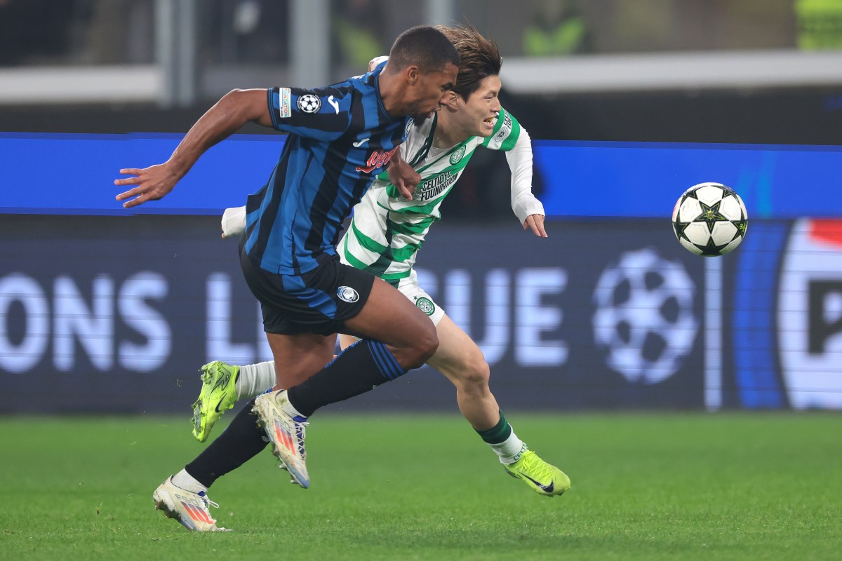 October 23, 2024, Bergamo: Bergamo, Italy, 23rd October 2024. Isak Hien of Atalanta battles for possession with Kyogo Furuhashi of Celtic during the UEFA Champions League match at Stadio di Bergamo, Bergamo. (Credit Image: © Jonathan Moscrop/CSM via ZUMA Press Wire)、クレジット：©Ｊｏｎａｔｈａｎ　Ｍｏｓｃｒｏｐ／ＣＳＭ　ｖｉａ　ＺＵＭＡ　Ｐｒｅｓｓ　Ｗｉｒｅ／共同通信イメージズ　※United Kingdom Rights OUT 「ＺＵＭＡ　Ｐｒｅｓｓ」