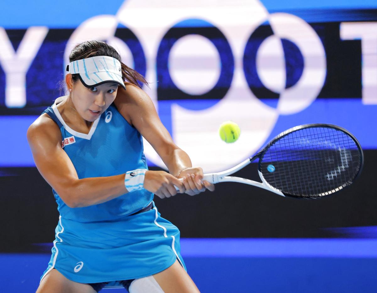 シングルス２回戦でプレーする内島萌夏＝有明コロシアム 