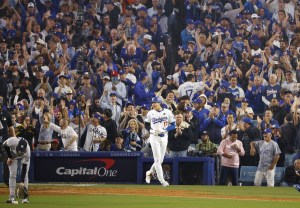 ヤンキース戦の８回、ベッツの犠飛で同点の生還を果たしたドジャースの三走大谷。ワールドシリーズ初得点をマークした＝ロサンゼルス（共同）