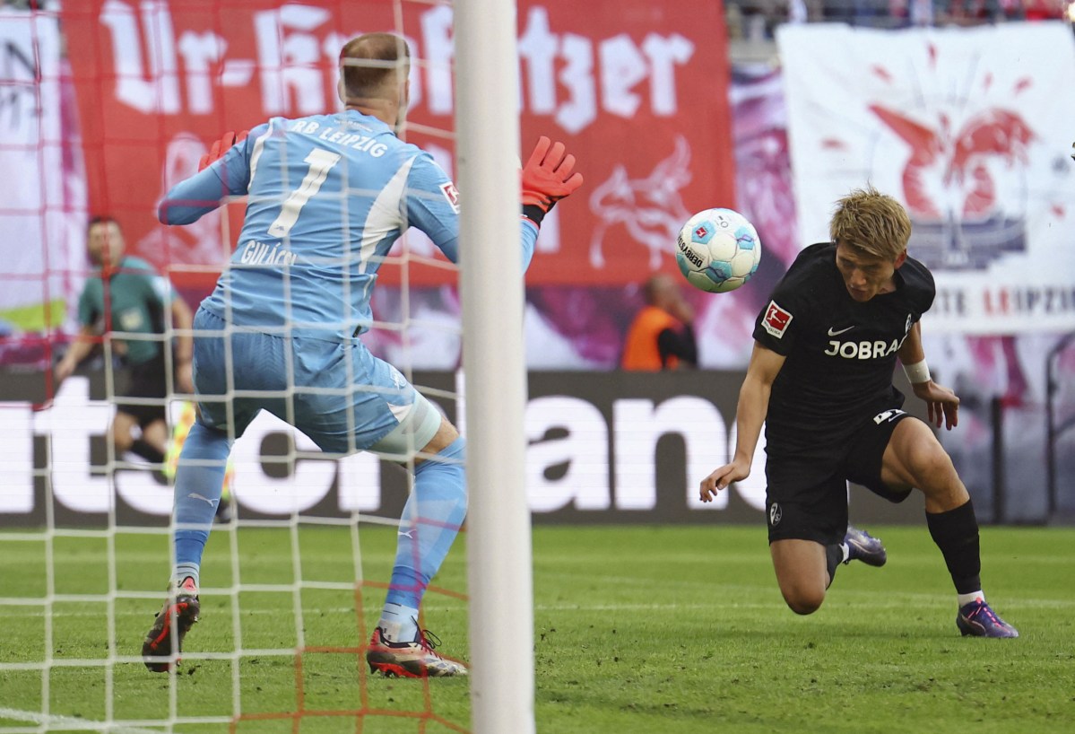 ライプチヒ戦でゴールを決めるフライブルクの堂安＝ライプチヒ（ロイター＝共同）