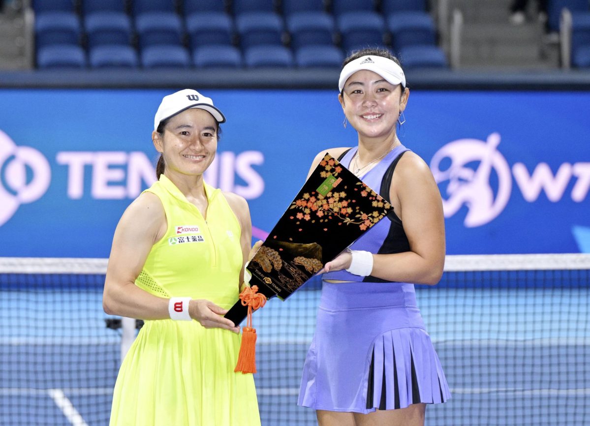 ダブルスで優勝し、記念撮影でポーズをとる青山修子（左）、穂積絵莉組＝有明コロシアム