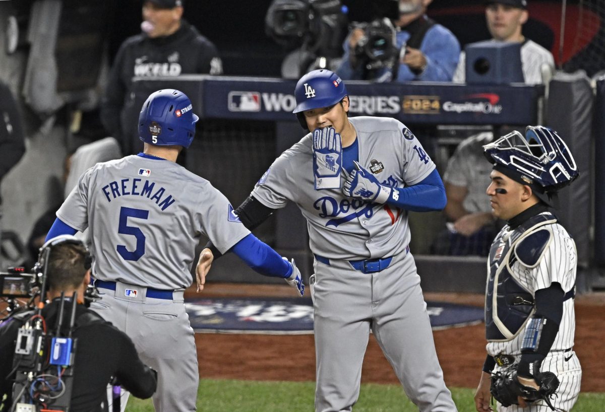 ヤンキース戦の１回、フリーマン（５）の先制２ランで生還し、迎えるドジャース・大谷＝ニューヨーク（共同）