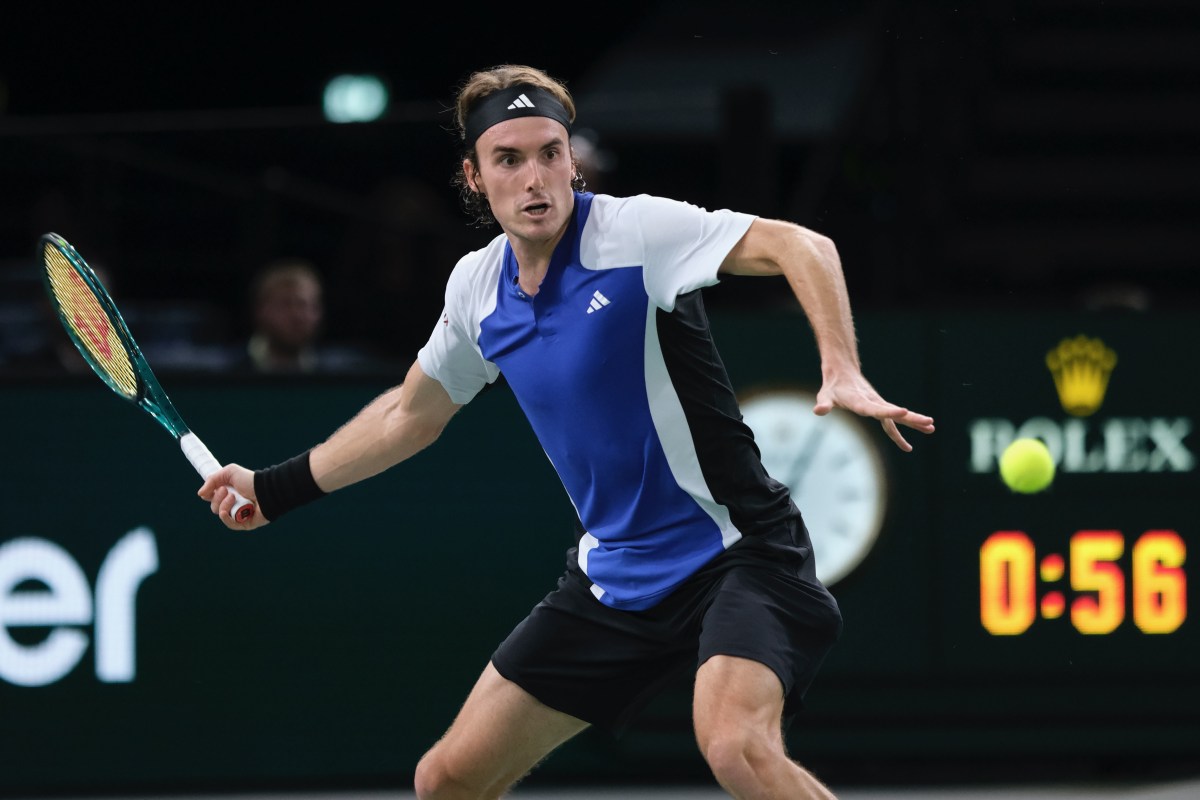 October 28, 2024, Paris, France: STEFANOS TSITSIPAS (GRE) returns the ball to ROBERTO CARBAILLES BAENA (ESP) during day one of Rolex Paris Masters 1000 tournament at Paris Accor Arena Stadium in Paris France (Credit Image: Â© Pierre Stevenin/ZUMA Press Wire)、クレジット：©Ｐｉｅｒｒｅ　Ｓｔｅｖｅｎｉｎ／ＺＵＭＡ　Ｐｒｅｓｓ　Ｗｉｒｅ／共同通信イメージズ 「ＺＵＭＡ　Ｐｒｅｓｓ」