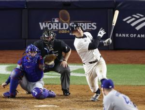 ドジャース戦の３回、逆転満塁本塁打を放つヤンキースのボルピ＝ニューヨーク（共同）