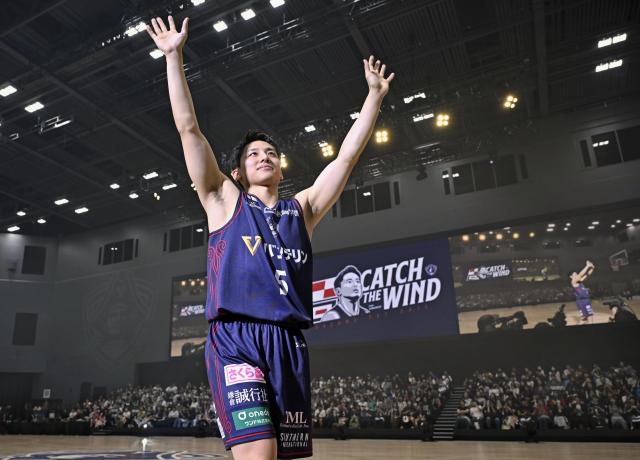 ファンに手を振る河村 Ｂリーグでスケールアップ