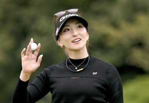 第２日、１８番でバーディーパットを決め歓声に応える脇元華。通算１３アンダーで首位＝瀬田ＧＣ